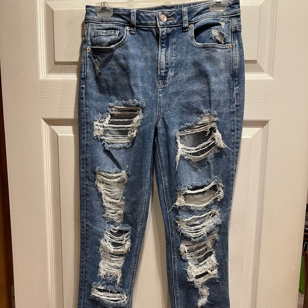 Like new American Eagle ripped mom jeans